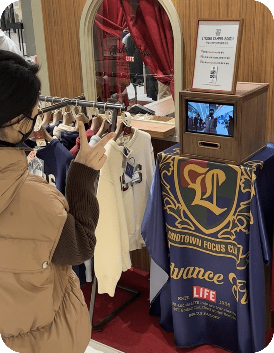 라이프(LIFE) 매장 스티커 카메라 부스로 운영 중인 목재 마감 영수증사진기®