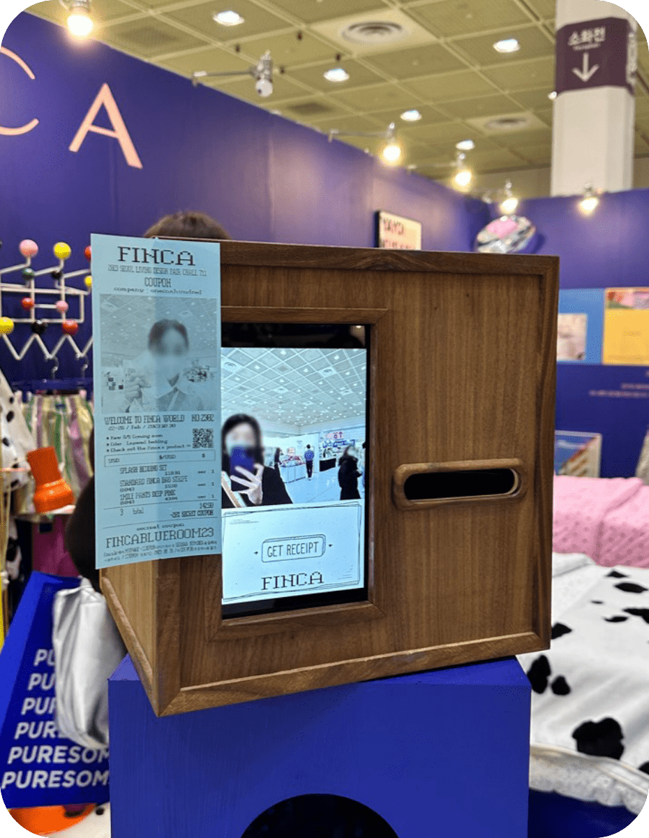 2023 서울리빙디자인페어 핀카(FINCA) 부스에 설치된 목재 마감 영수증사진기®