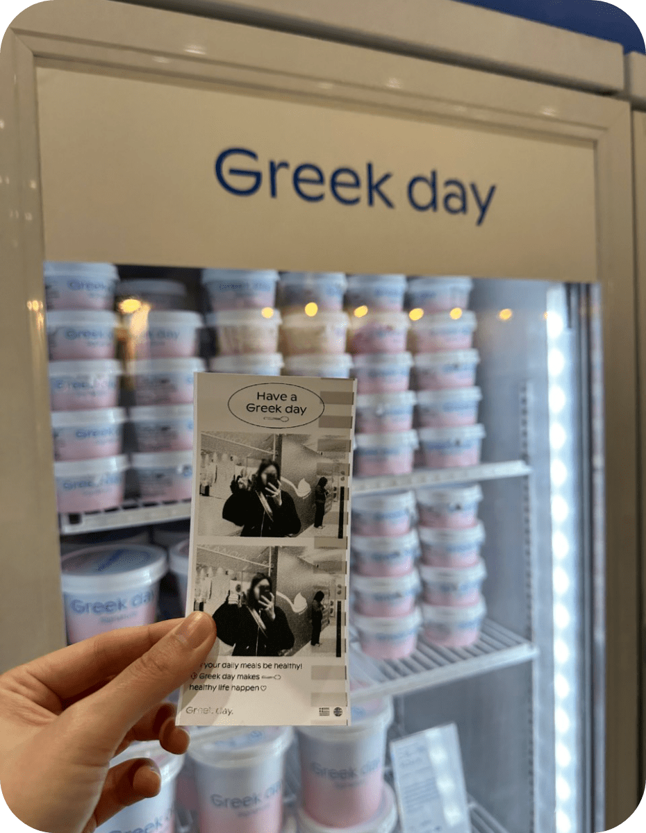그릭데이(Greek day) 매대 앞에서 출력한 영수증사진기® 사진
